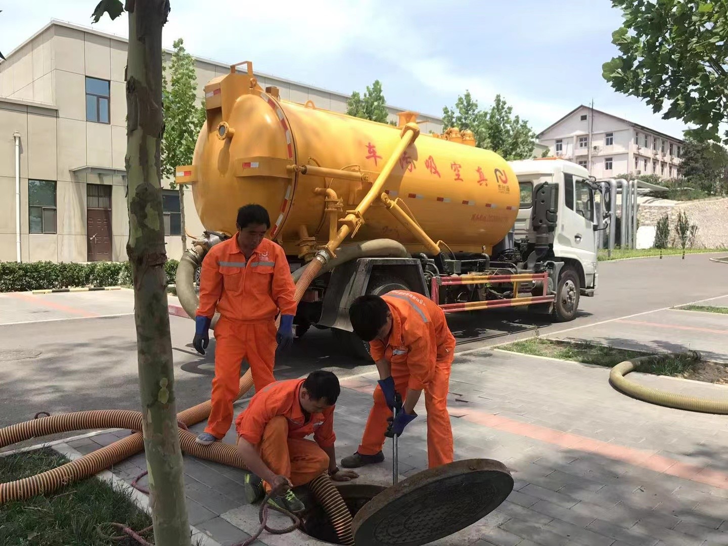 泰兴管道疏通车停在窨井附近