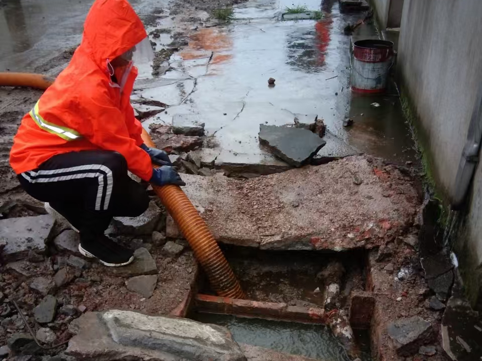 泰兴专业清理污水池 炜誉市政以规范流程守护城市 “肠道”