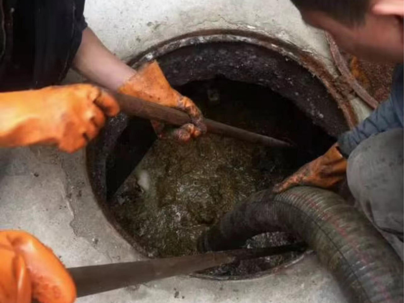 泰兴清理化粪池时如何避免沼气的危害?